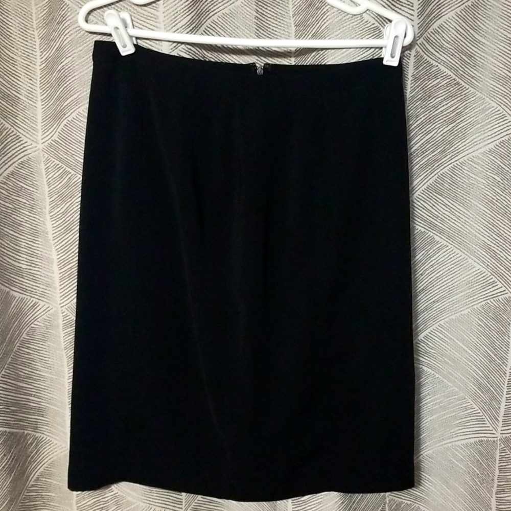 Black polyester size 8 24" skirt